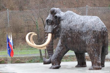 Dobrodošel mamut v Kamniku je dobil svoje mesto bronasti mamut v naravni velikosti, ki stoji v Mamutovem parku (1)